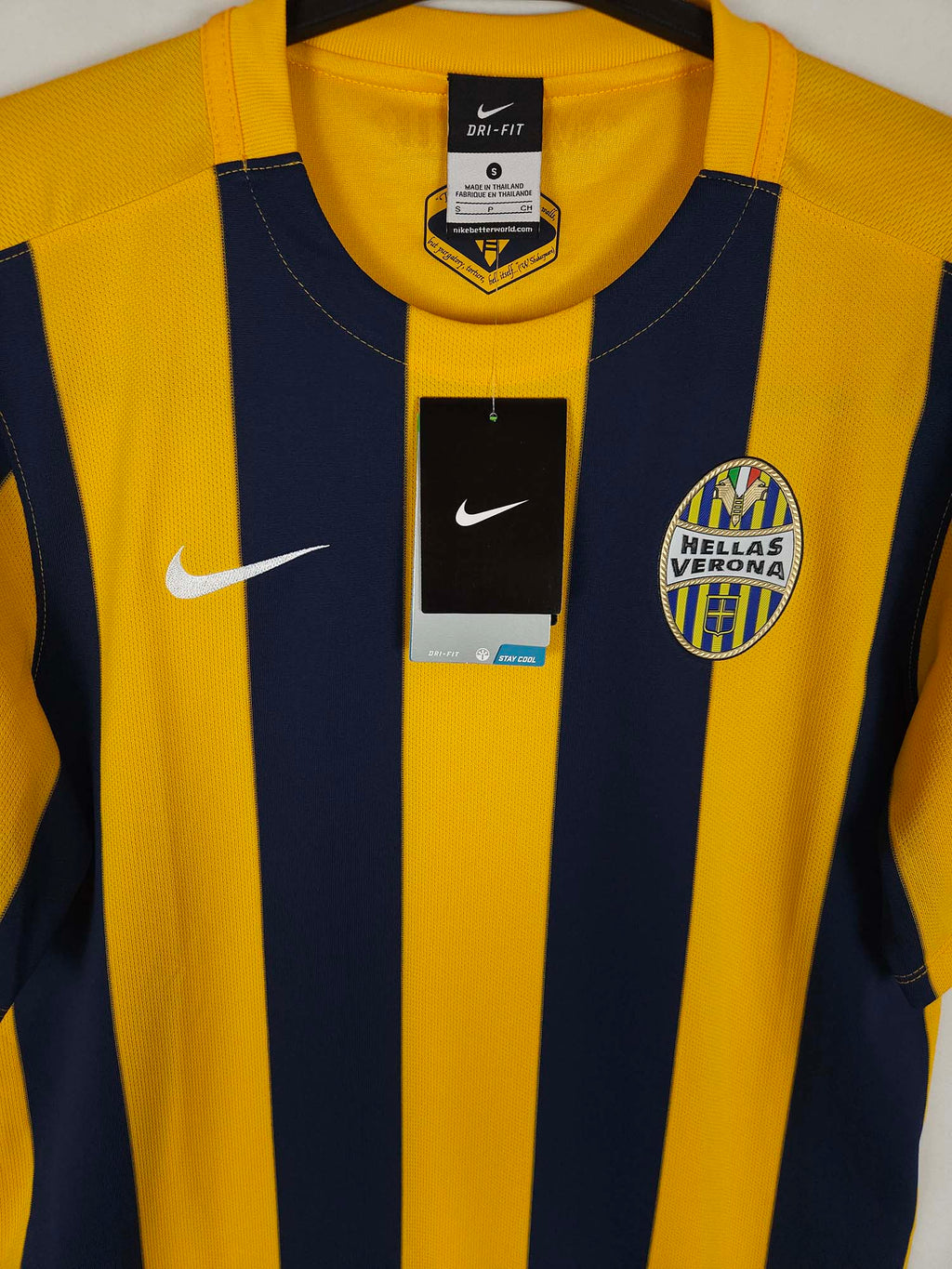 2015-16 Hellas Verona thuisshirt