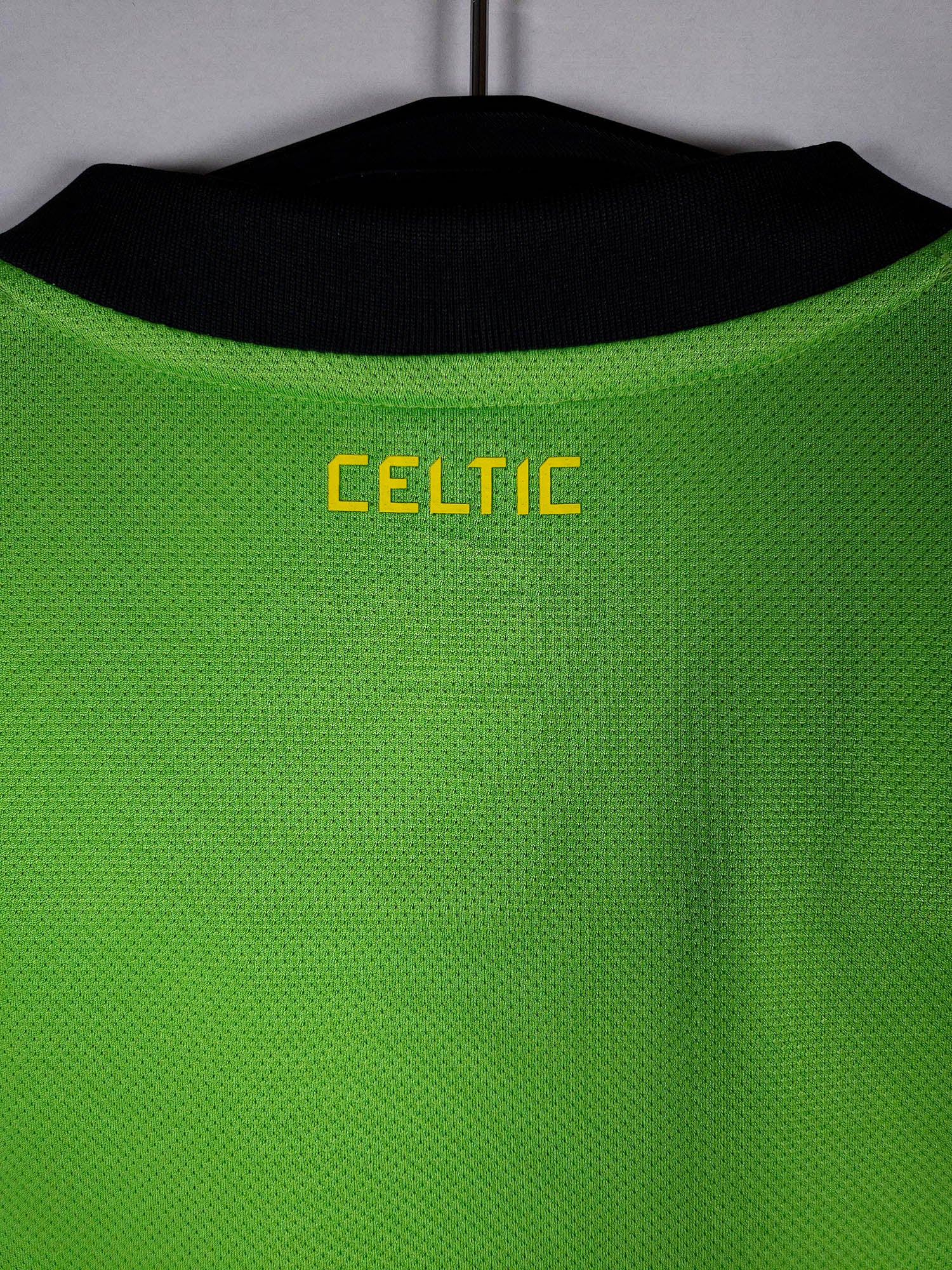 2010-11 Celtic Away Shirt detailed view 5
