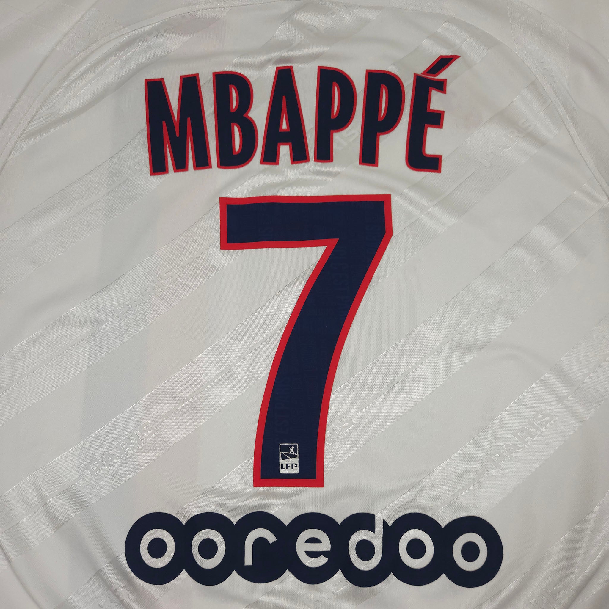 2019-20 Paris Saint-Germain Third Shirt Mbappé #7 detailed view 5