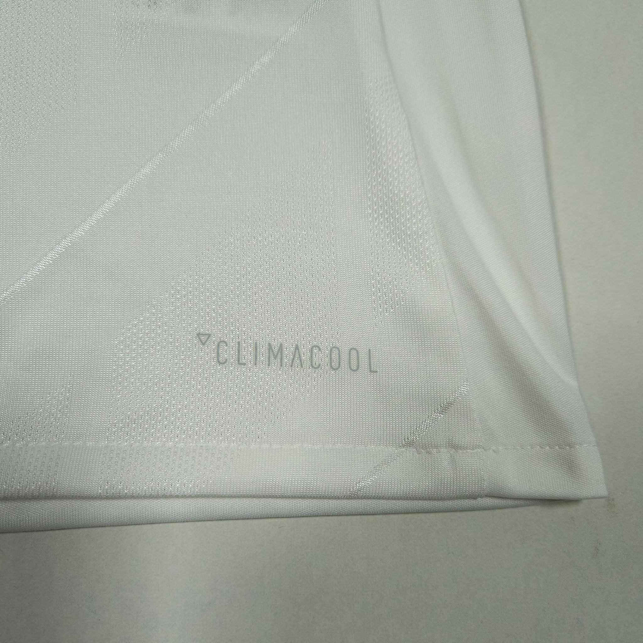 Real Madrid Home Shirt 2017-18 – Longsleeve detailed view 4