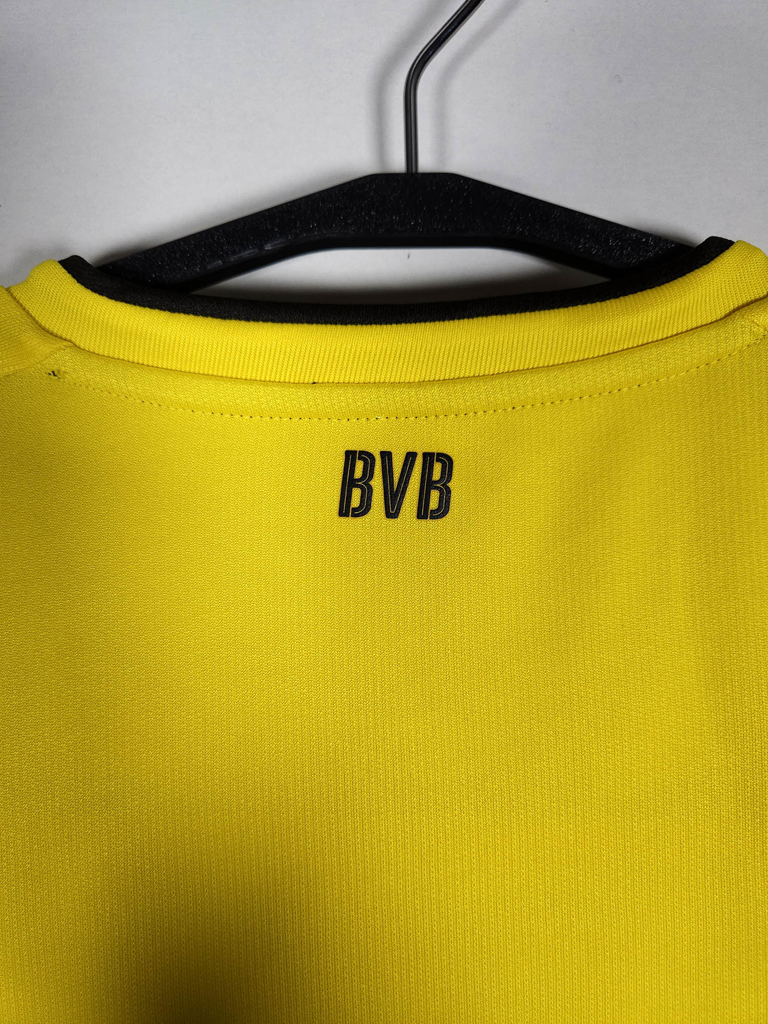2017-18 Borussia Dortmund Home Shirt detailed view 5