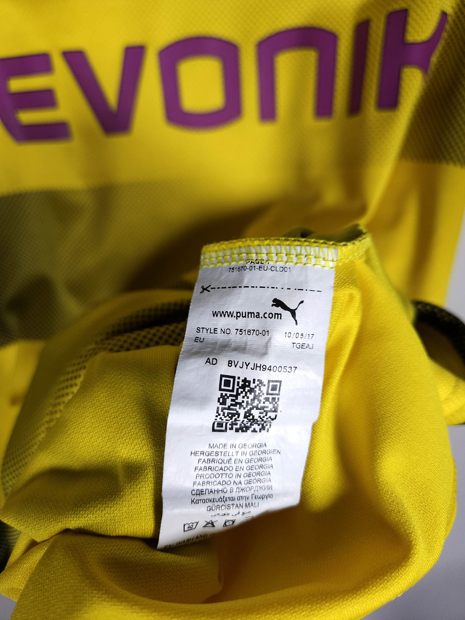 2017-18 Borussia Dortmund Home Shirt detailed view 7