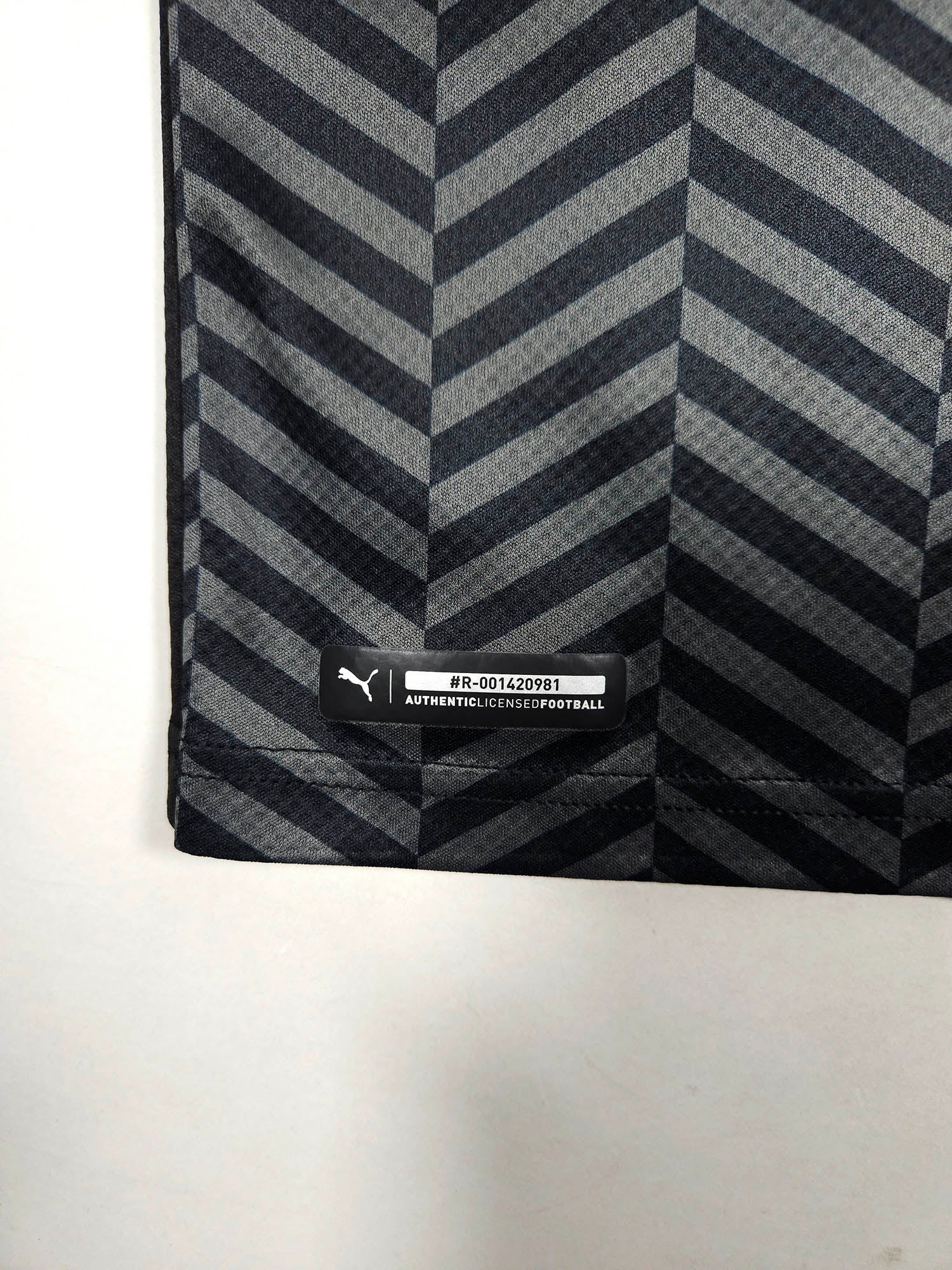 2021-22 Borussia Dortmund Away Shirt detailed view 3