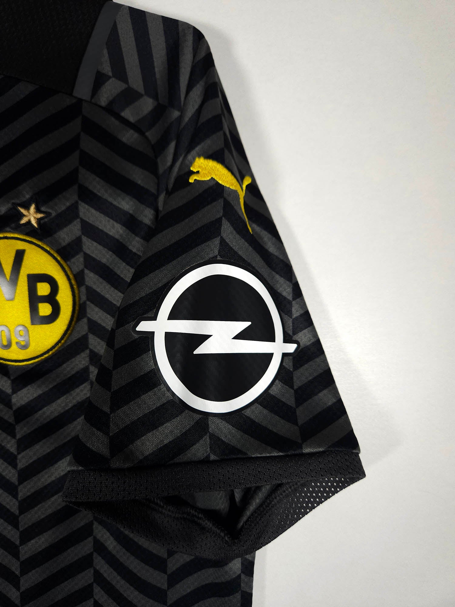 2021-22 Borussia Dortmund Away Shirt detailed view 4