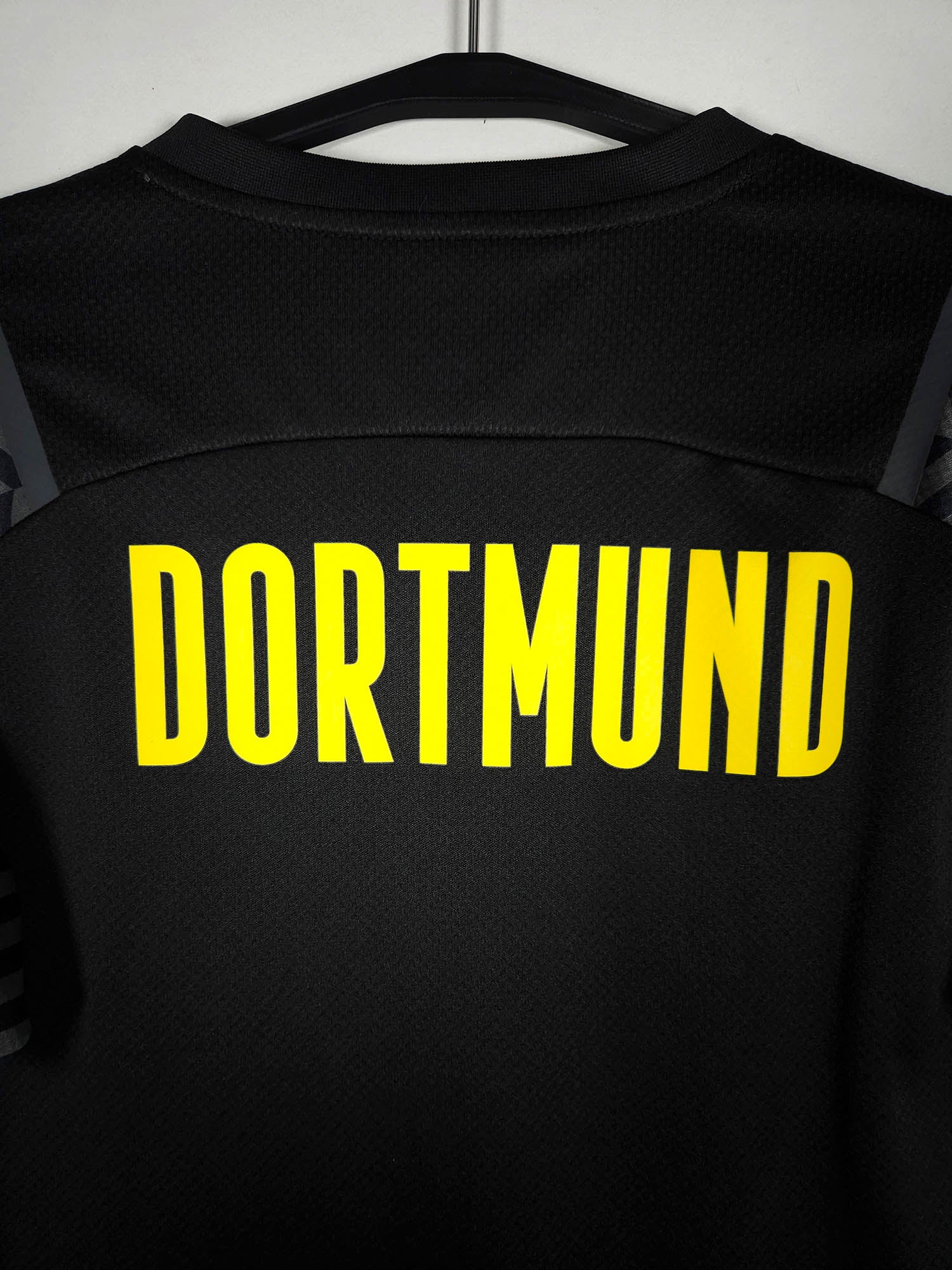 2021-22 Borussia Dortmund Away Shirt detailed view 5