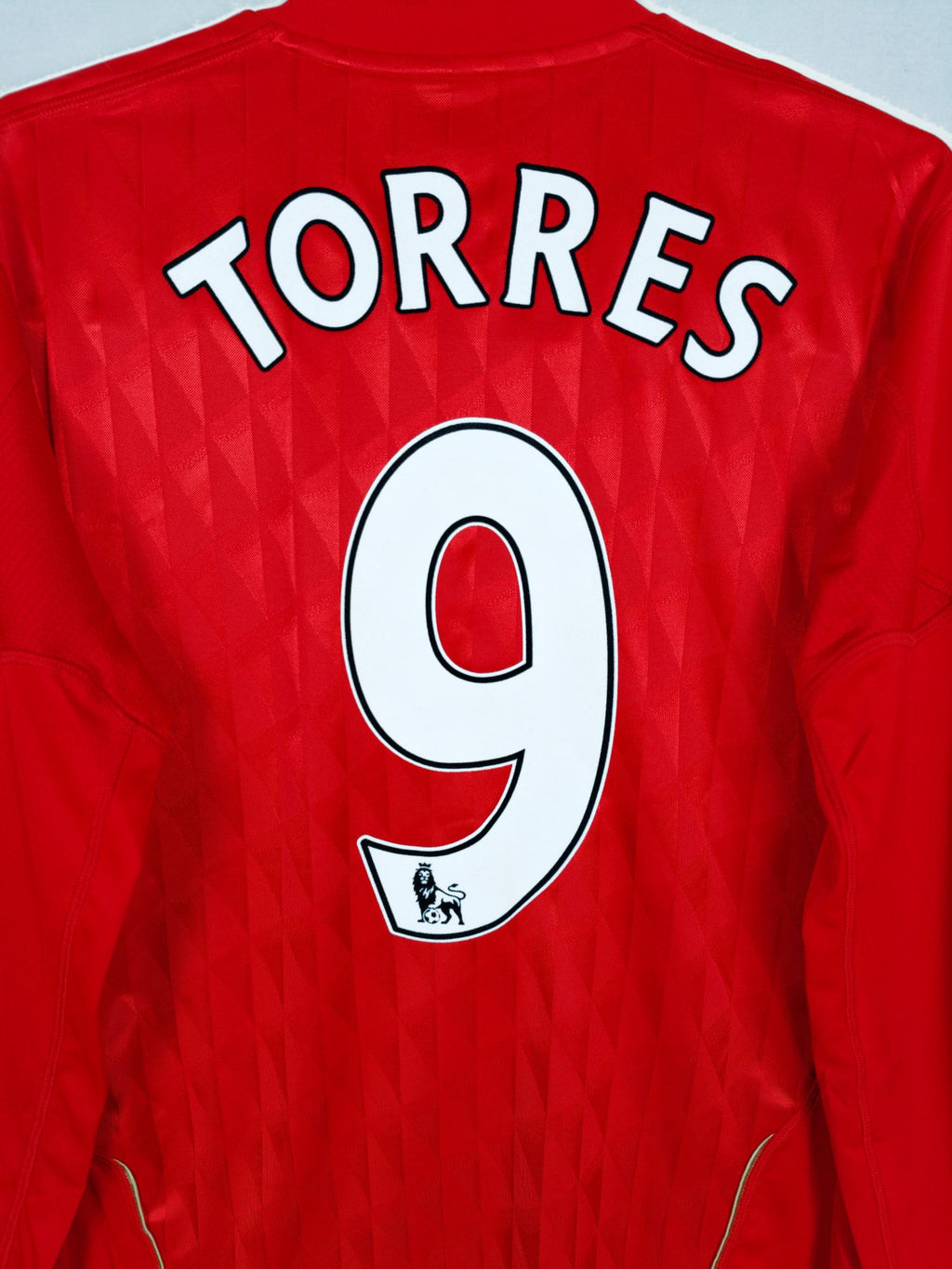2010-12 Liverpool thuisshirt Torres #9 (LS) - detailfoto