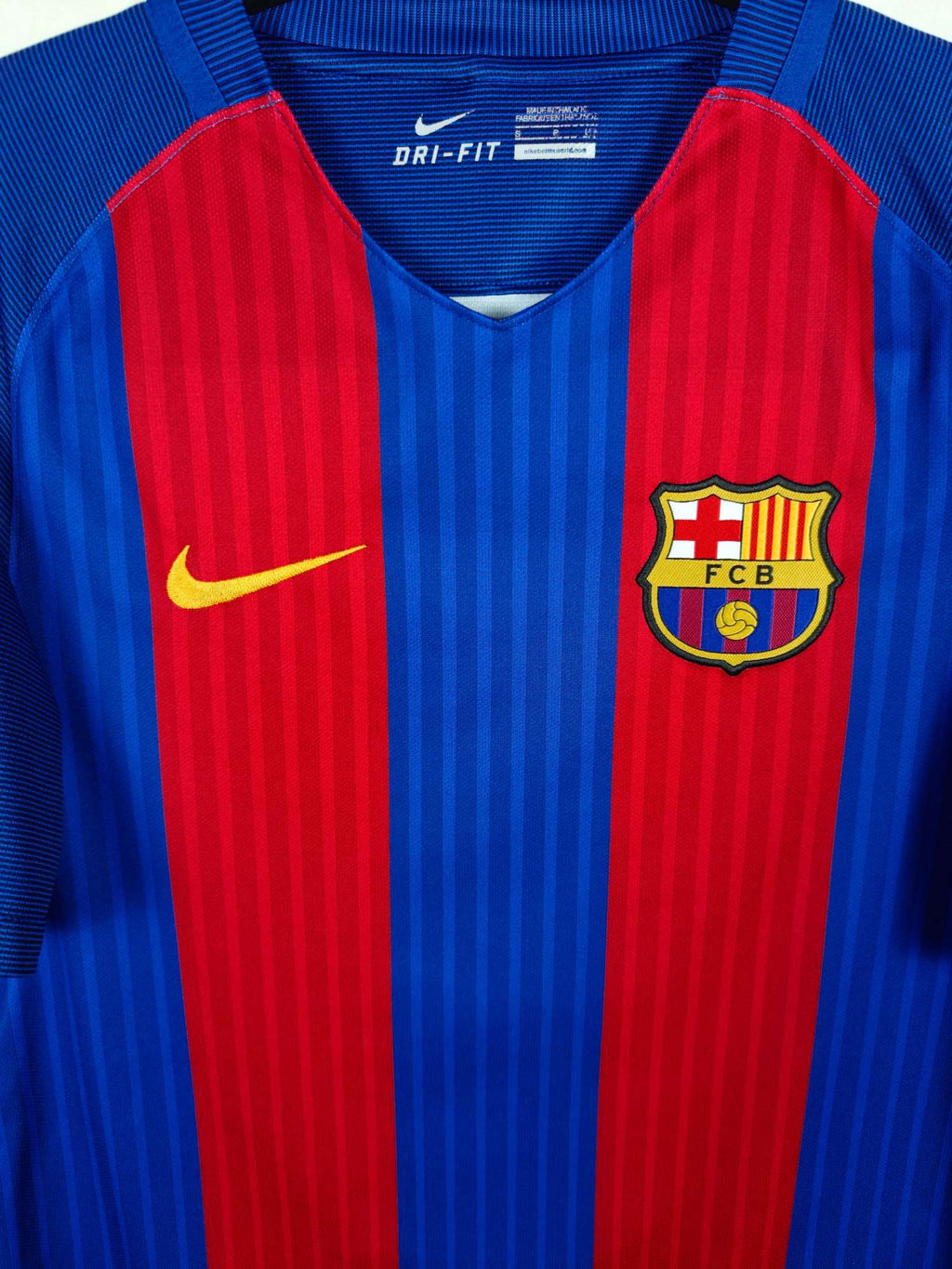 2016-17 Barcelona Home Shirt Suárez #9 - detailed view