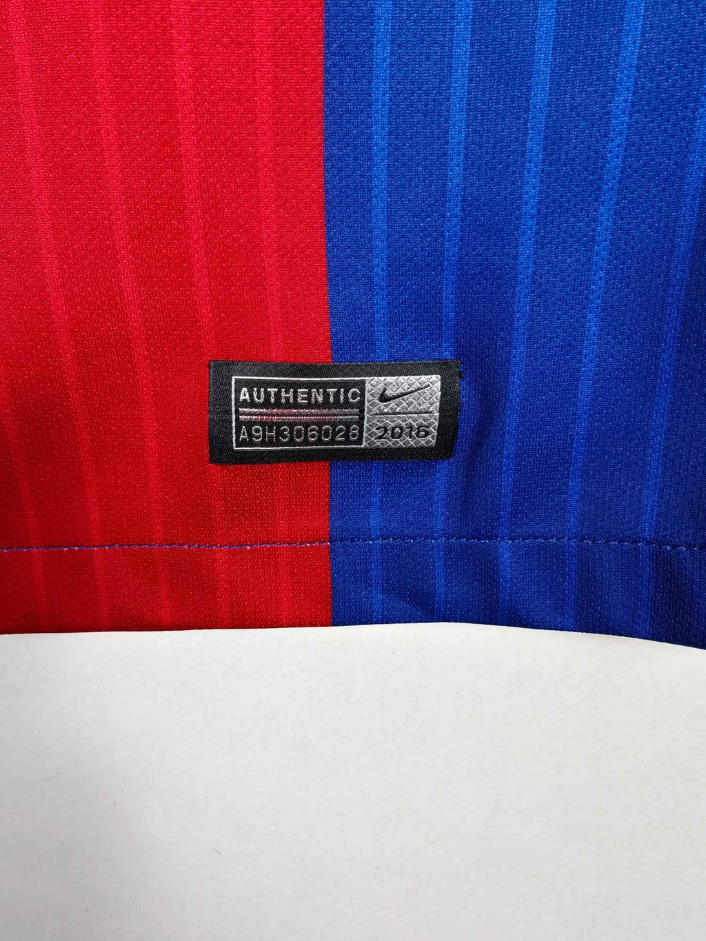 2016-17 Barcelona Home Shirt Suárez #9 - detailed view