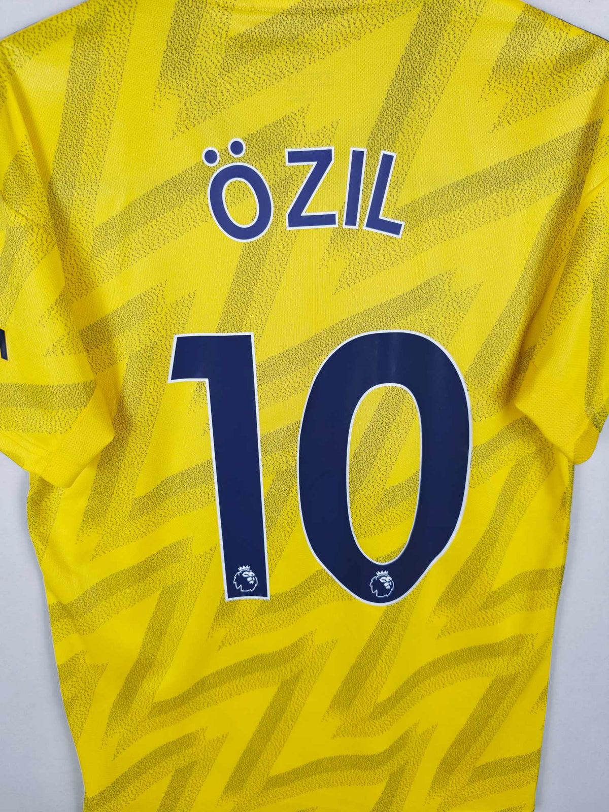 2019-20 Arsenal Away Shirt Özil #10 - detailed view