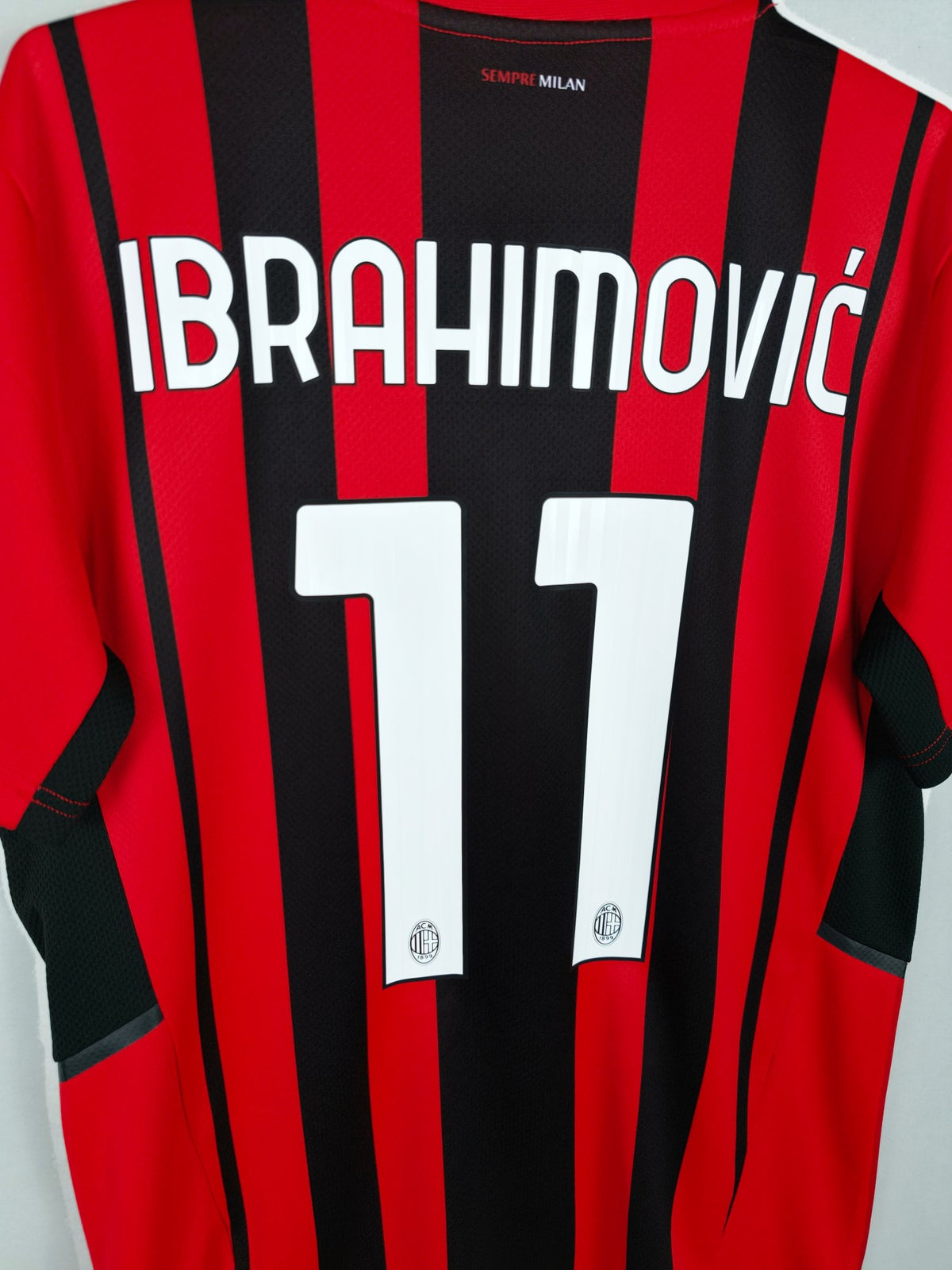 2021-22 AC Milan Home Shirt Ibrahimović #11 - detailed view
